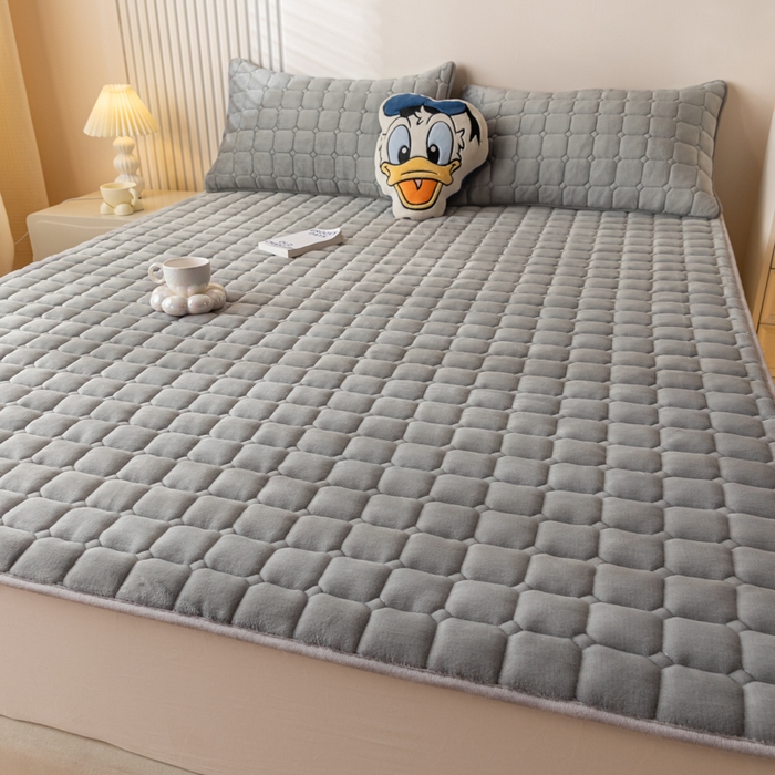 91家纺网 家纺一手货源 找家纺 卡伦家纺 2025新款A类牛奶绒夹棉加厚床垫单人双人床垫保护垫 高级灰
