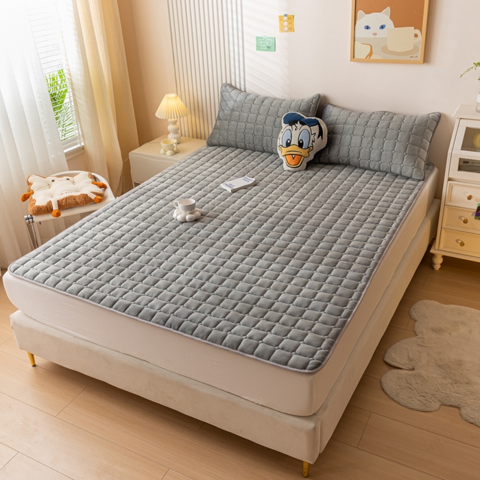 91家纺网 家纺一手货源 找家纺 卡伦家纺 2025新款A类牛奶绒夹棉加厚床垫单人双人床垫保护垫 高级灰