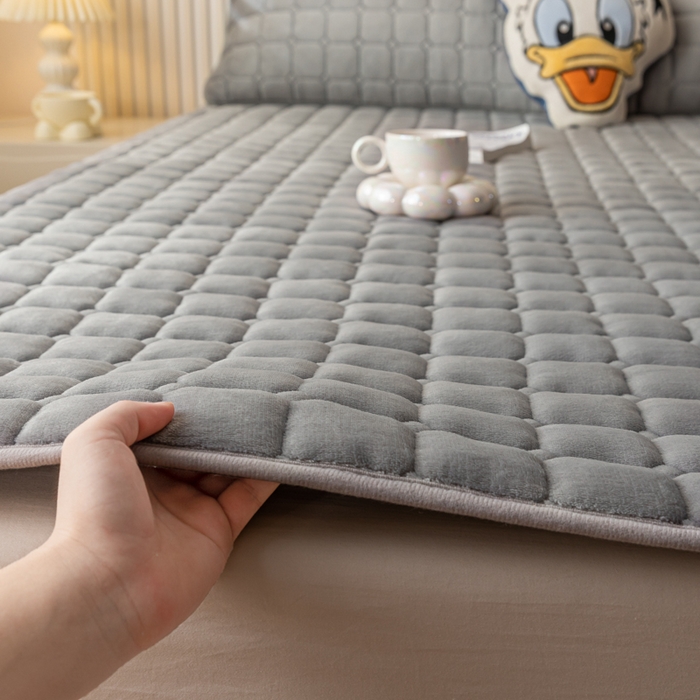 91家纺网 家纺一手货源 找家纺 卡伦家纺 2025新款A类牛奶绒夹棉加厚床垫单人双人床垫保护垫 高级灰