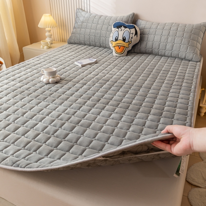 91家纺网 家纺一手货源 找家纺 卡伦家纺 2025新款A类牛奶绒夹棉加厚床垫单人双人床垫保护垫 高级灰