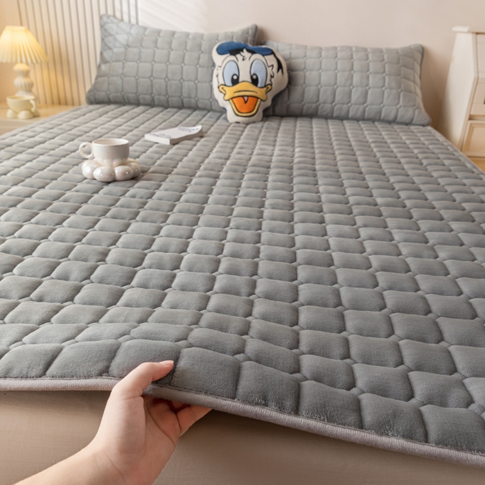 91家纺网 家纺一手货源 找家纺 卡伦家纺 2025新款A类牛奶绒夹棉加厚床垫单人双人床垫保护垫 高级灰