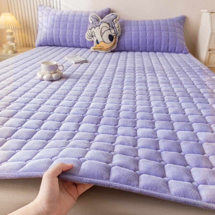 91家纺网 家纺一手货源 找家纺 卡伦家纺 2025新款A类牛奶绒夹棉加厚床垫单人双人床垫保护垫 高雅紫