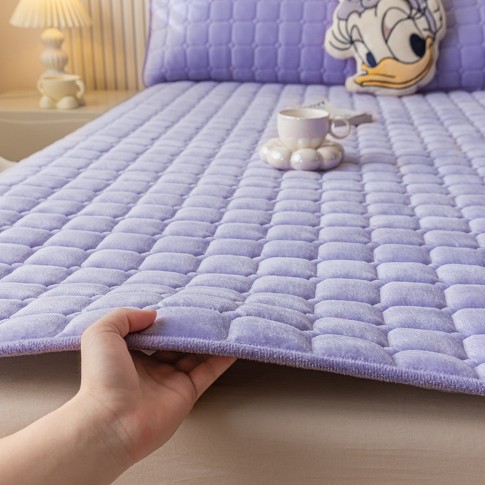 91家纺网 家纺一手货源 找家纺 卡伦家纺 2025新款A类牛奶绒夹棉加厚床垫单人双人床垫保护垫 高雅紫