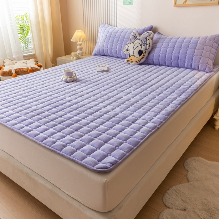 91家纺网 家纺一手货源 找家纺 卡伦家纺 2025新款A类牛奶绒夹棉加厚床垫单人双人床垫保护垫 高雅紫