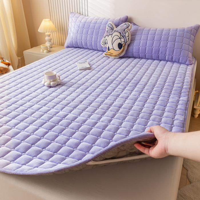 91家纺网 家纺一手货源 找家纺 卡伦家纺 2025新款A类牛奶绒夹棉加厚床垫单人双人床垫保护垫 高雅紫