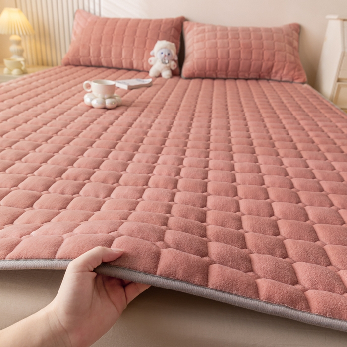 91家纺网 家纺一手货源 找家纺 卡伦家纺 2025新款A类牛奶绒夹棉加厚床垫单人双人床垫保护垫 红豆沙