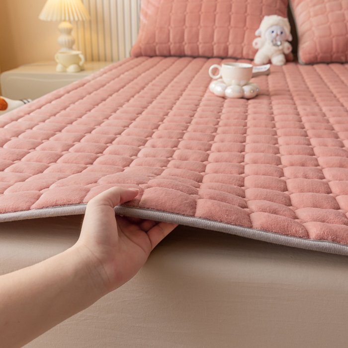 91家纺网 家纺一手货源 找家纺 卡伦家纺 2025新款A类牛奶绒夹棉加厚床垫单人双人床垫保护垫 红豆沙