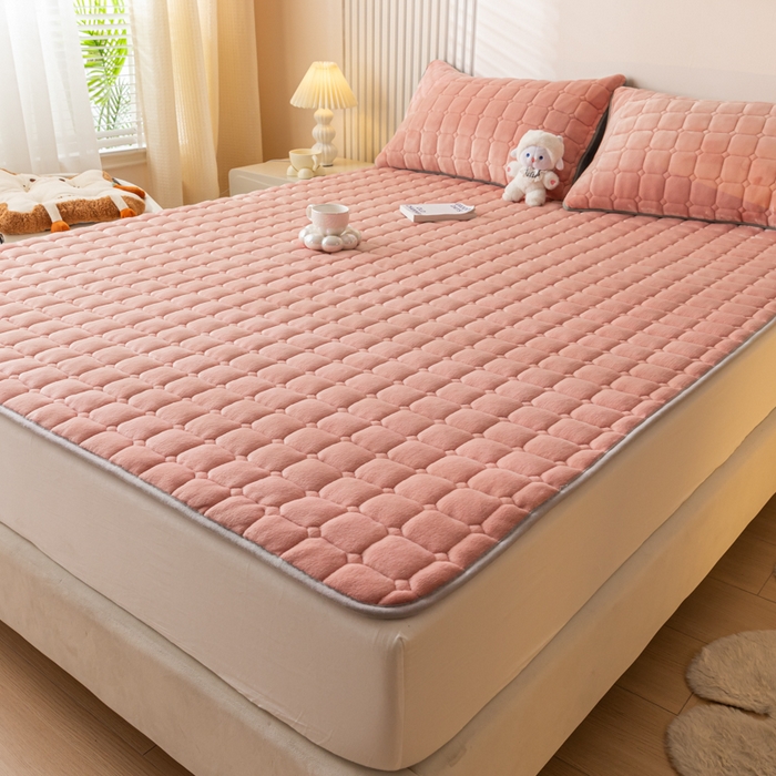 91家纺网 家纺一手货源 找家纺 卡伦家纺 2025新款A类牛奶绒夹棉加厚床垫单人双人床垫保护垫 红豆沙