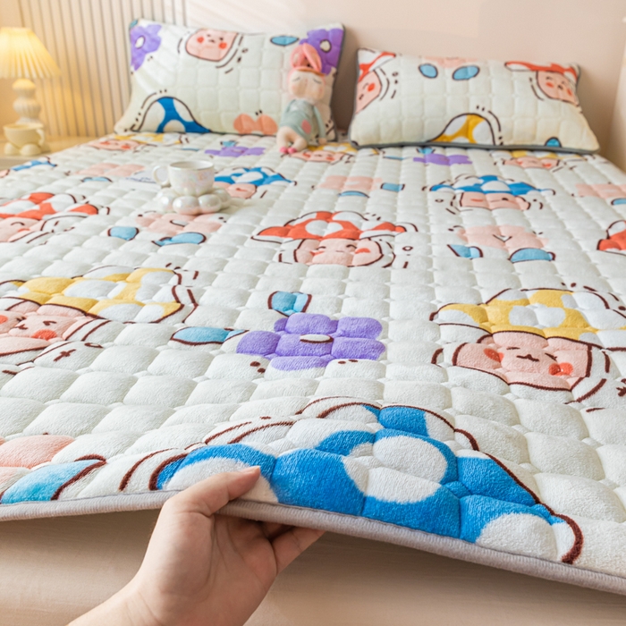 91家纺网 家纺一手货源 找家纺 卡伦家纺 2025新款A类牛奶绒夹棉加厚床垫单人双人床垫保护垫 花间蘑力