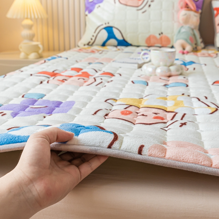 91家纺网 家纺一手货源 找家纺 卡伦家纺 2025新款A类牛奶绒夹棉加厚床垫单人双人床垫保护垫 花间蘑力