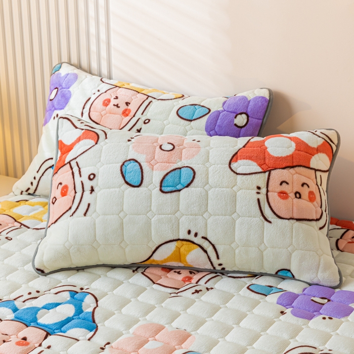 91家纺网 家纺一手货源 找家纺 卡伦家纺 2025新款A类牛奶绒夹棉加厚床垫单人双人床垫保护垫 花间蘑力