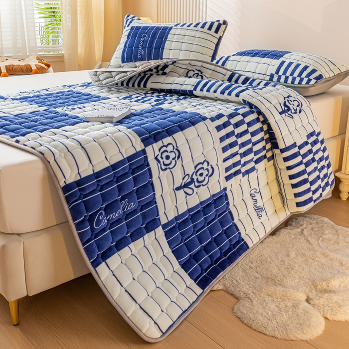 91家纺网 家纺一手货源 找家纺 卡伦家纺 2025新款A类牛奶绒夹棉加厚床垫单人双人床垫保护垫 花开一夏