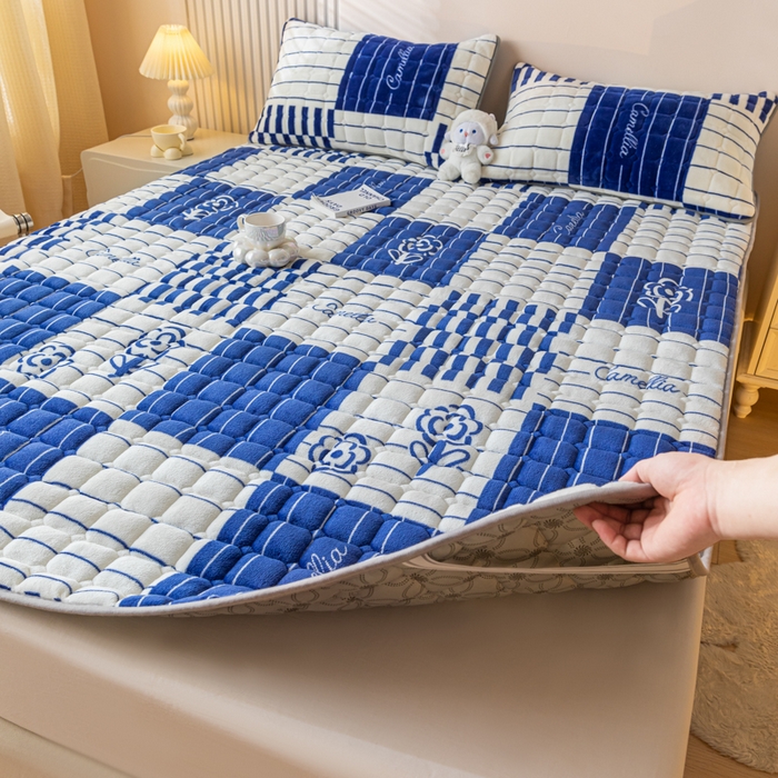 91家纺网 家纺一手货源 找家纺 卡伦家纺 2025新款A类牛奶绒夹棉加厚床垫单人双人床垫保护垫 花开一夏