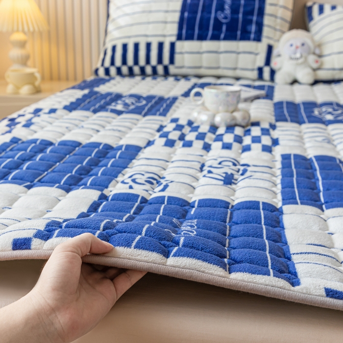 91家纺网 家纺一手货源 找家纺 卡伦家纺 2025新款A类牛奶绒夹棉加厚床垫单人双人床垫保护垫 花开一夏