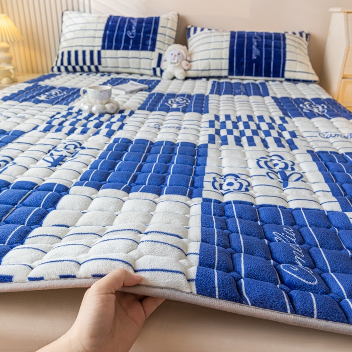 91家纺网 家纺一手货源 找家纺 卡伦家纺 2025新款A类牛奶绒夹棉加厚床垫单人双人床垫保护垫 花开一夏