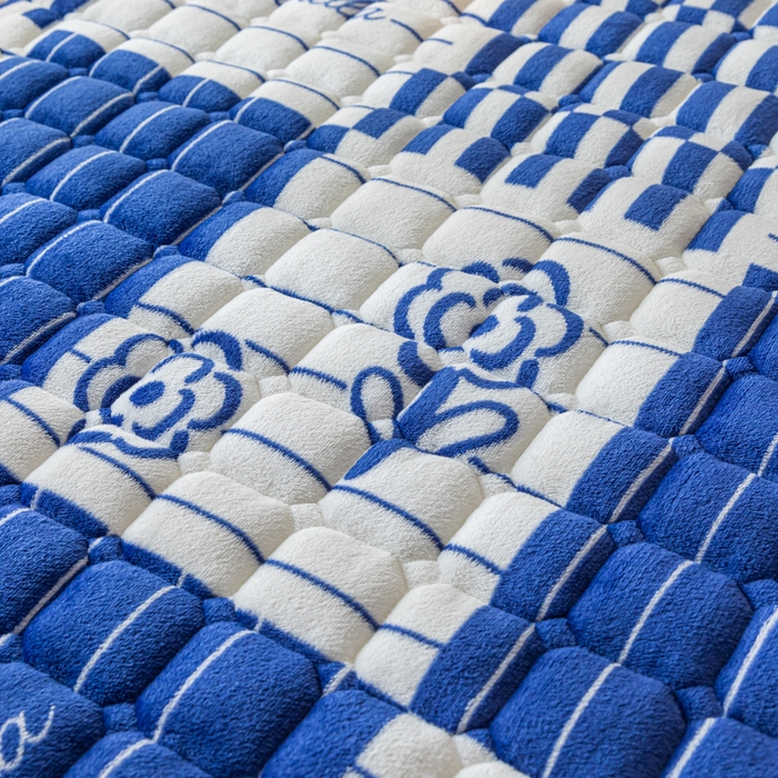 91家纺网 家纺一手货源 找家纺 卡伦家纺 2025新款A类牛奶绒夹棉加厚床垫单人双人床垫保护垫 花开一夏