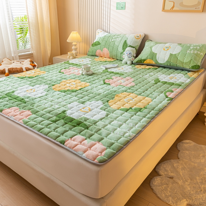 91家纺网 家纺一手货源 找家纺 卡伦家纺 2025新款A类牛奶绒夹棉加厚床垫单人双人床垫保护垫 花之谷