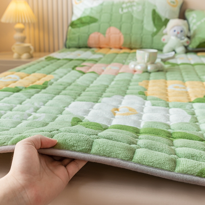 91家纺网 家纺一手货源 找家纺 卡伦家纺 2025新款A类牛奶绒夹棉加厚床垫单人双人床垫保护垫 花之谷