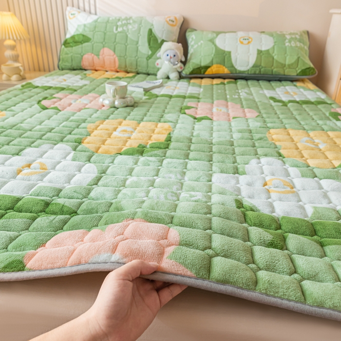 91家纺网 家纺一手货源 找家纺 卡伦家纺 2025新款A类牛奶绒夹棉加厚床垫单人双人床垫保护垫 花之谷