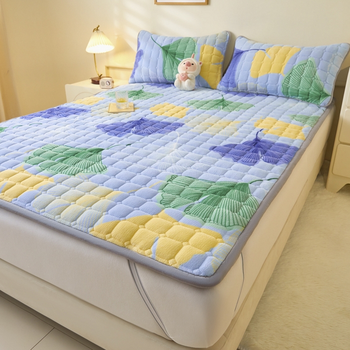 91家纺网 家纺一手货源 找家纺 卡伦家纺 2025新款A类牛奶绒夹棉加厚床垫单人双人床垫保护垫 金叶飘香