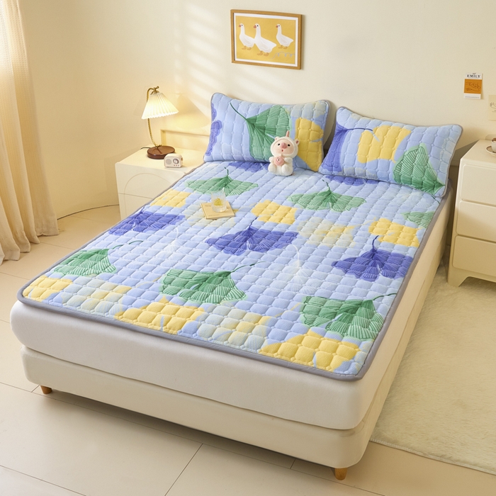 91家纺网 家纺一手货源 找家纺 卡伦家纺 2025新款A类牛奶绒夹棉加厚床垫单人双人床垫保护垫 金叶飘香