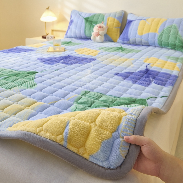 91家纺网 家纺一手货源 找家纺 卡伦家纺 2025新款A类牛奶绒夹棉加厚床垫单人双人床垫保护垫 金叶飘香