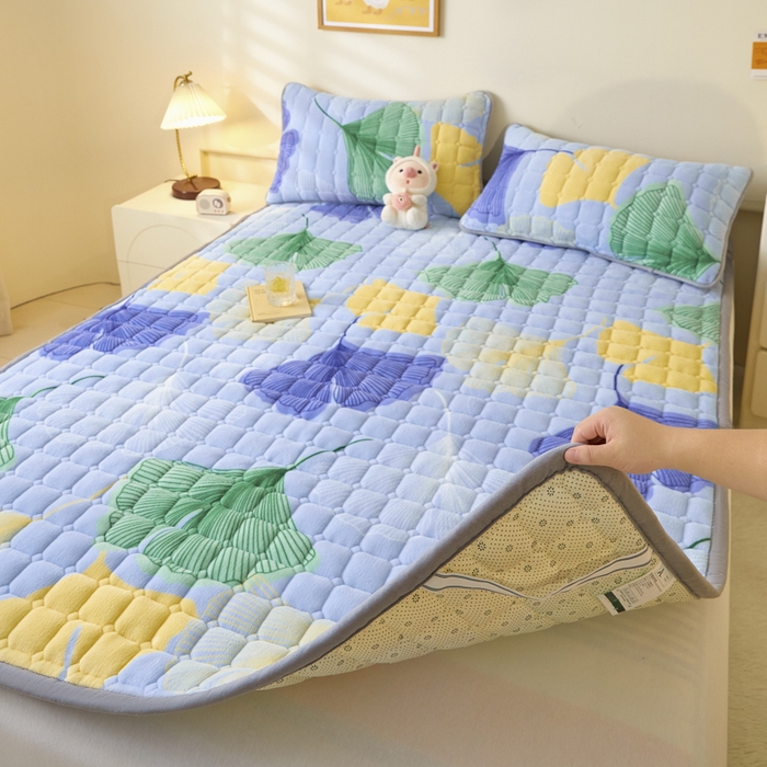 91家纺网 家纺一手货源 找家纺 卡伦家纺 2025新款A类牛奶绒夹棉加厚床垫单人双人床垫保护垫 金叶飘香