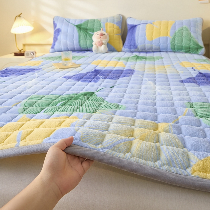 91家纺网 家纺一手货源 找家纺 卡伦家纺 2025新款A类牛奶绒夹棉加厚床垫单人双人床垫保护垫 金叶飘香