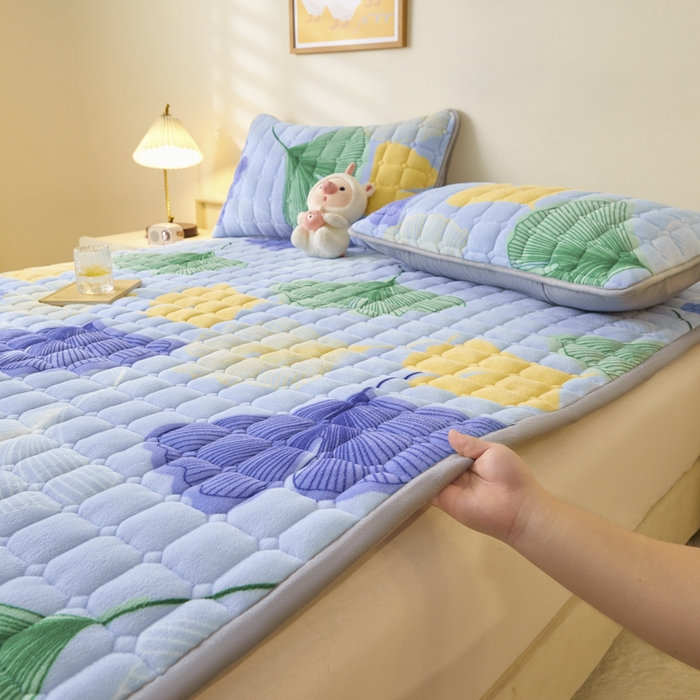 91家纺网 家纺一手货源 找家纺 卡伦家纺 2025新款A类牛奶绒夹棉加厚床垫单人双人床垫保护垫 金叶飘香