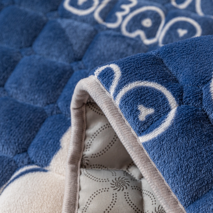 91家纺网 家纺一手货源 找家纺 卡伦家纺 2025新款A类牛奶绒夹棉加厚床垫单人双人床垫保护垫 开心乐园