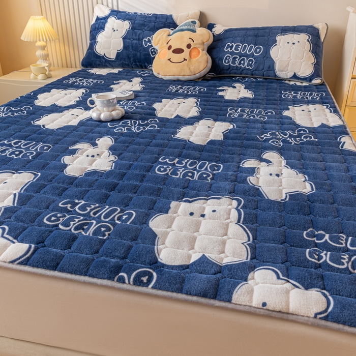 91家纺网 家纺一手货源 找家纺 卡伦家纺 2025新款A类牛奶绒夹棉加厚床垫单人双人床垫保护垫 开心乐园