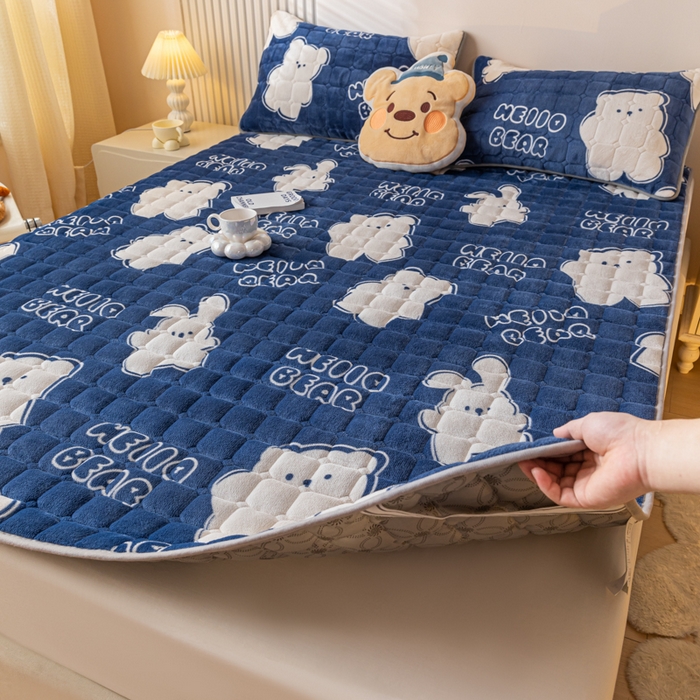 91家纺网 家纺一手货源 找家纺 卡伦家纺 2025新款A类牛奶绒夹棉加厚床垫单人双人床垫保护垫 开心乐园