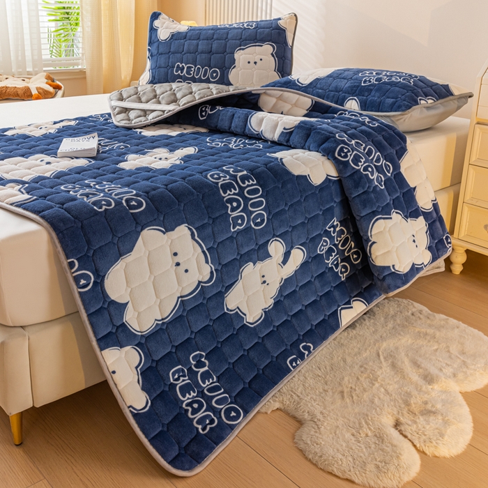 91家纺网 家纺一手货源 找家纺 卡伦家纺 2025新款A类牛奶绒夹棉加厚床垫单人双人床垫保护垫 开心乐园