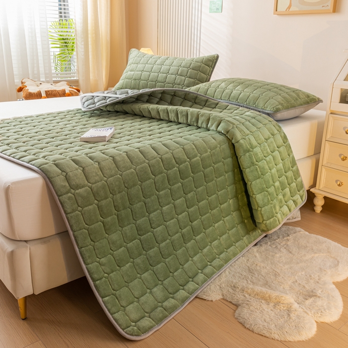 91家纺网 家纺一手货源 找家纺 卡伦家纺 2025新款A类牛奶绒夹棉加厚床垫单人双人床垫保护垫 抹茶绿