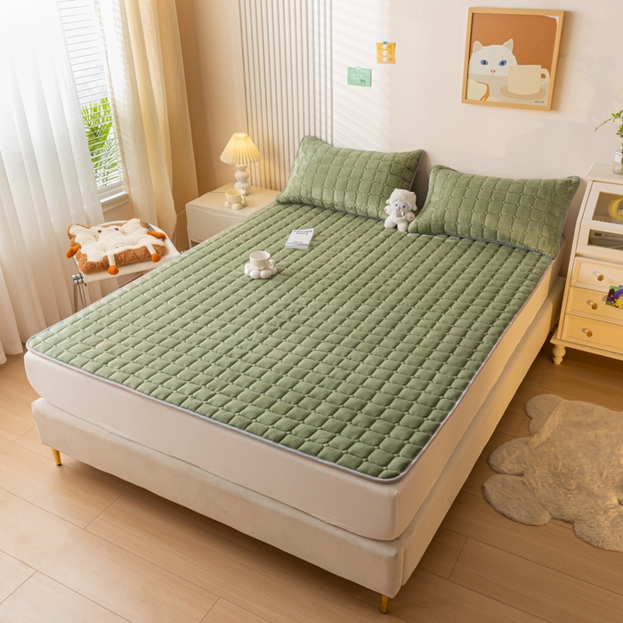 91家纺网 家纺一手货源 找家纺 卡伦家纺 2025新款A类牛奶绒夹棉加厚床垫单人双人床垫保护垫 抹茶绿