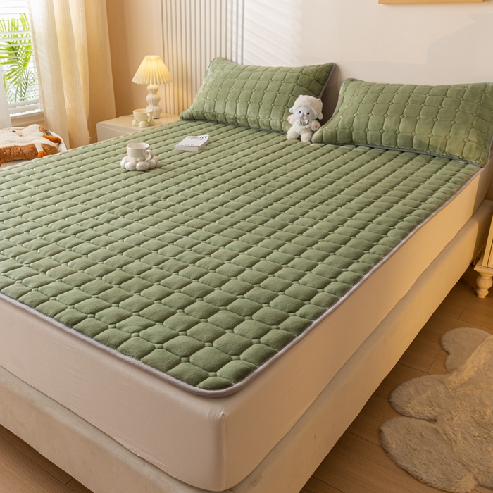 91家纺网 家纺一手货源 找家纺 卡伦家纺 2025新款A类牛奶绒夹棉加厚床垫单人双人床垫保护垫 抹茶绿