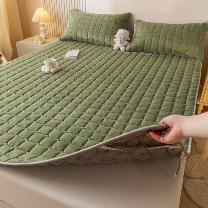 91家纺网 家纺一手货源 找家纺 卡伦家纺 2025新款A类牛奶绒夹棉加厚床垫单人双人床垫保护垫 抹茶绿