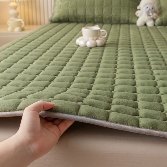 91家纺网 家纺一手货源 找家纺 卡伦家纺 2025新款A类牛奶绒夹棉加厚床垫单人双人床垫保护垫 抹茶绿