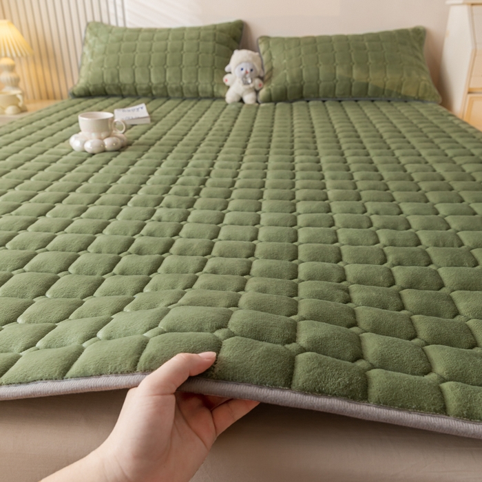 91家纺网 家纺一手货源 找家纺 卡伦家纺 2025新款A类牛奶绒夹棉加厚床垫单人双人床垫保护垫 抹茶绿