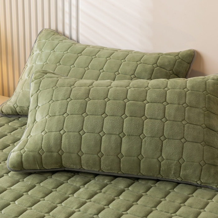 91家纺网 家纺一手货源 找家纺 卡伦家纺 2025新款A类牛奶绒夹棉加厚床垫单人双人床垫保护垫 抹茶绿
