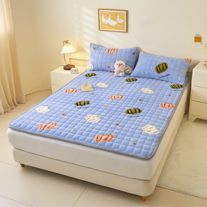 91家纺网 家纺一手货源 找家纺 卡伦家纺 2025新款A类牛奶绒夹棉加厚床垫单人双人床垫保护垫 南瓜灰灰