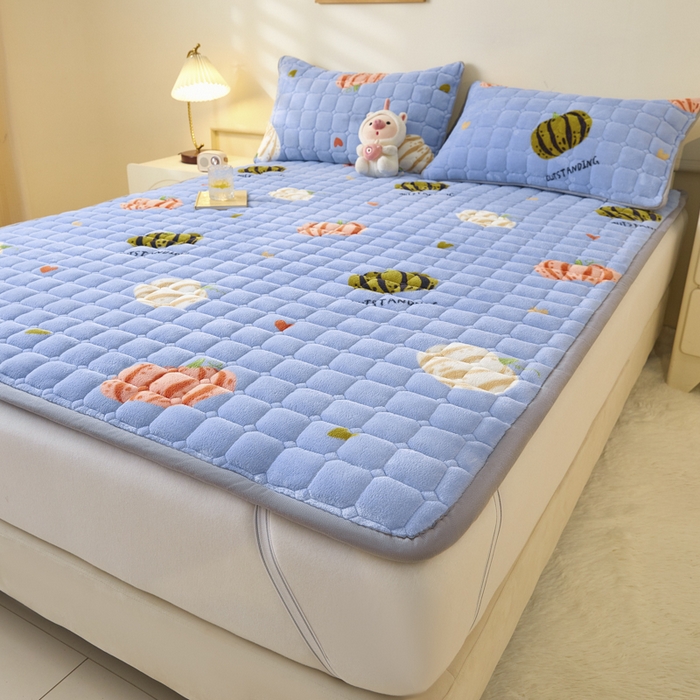 91家纺网 家纺一手货源 找家纺 卡伦家纺 2025新款A类牛奶绒夹棉加厚床垫单人双人床垫保护垫 南瓜灰灰