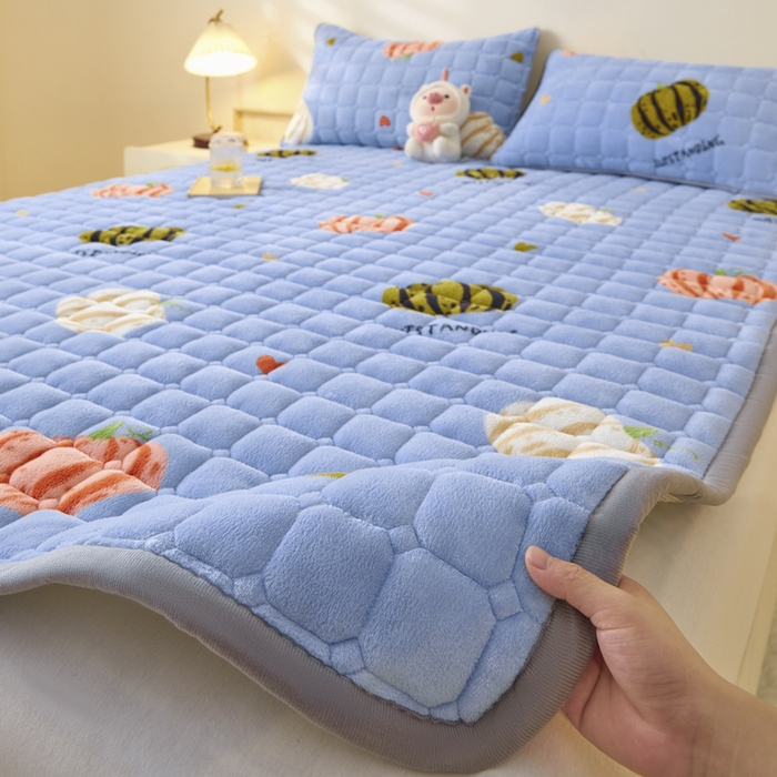 91家纺网 家纺一手货源 找家纺 卡伦家纺 2025新款A类牛奶绒夹棉加厚床垫单人双人床垫保护垫 南瓜灰灰