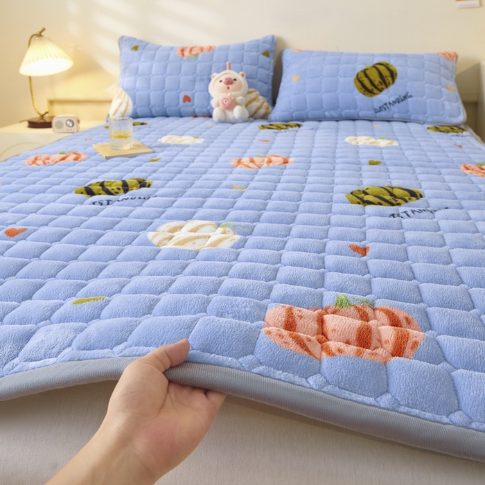 91家纺网 家纺一手货源 找家纺 卡伦家纺 2025新款A类牛奶绒夹棉加厚床垫单人双人床垫保护垫 南瓜灰灰