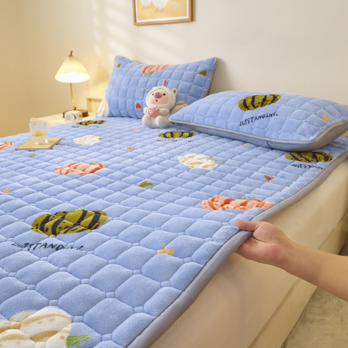 91家纺网 家纺一手货源 找家纺 卡伦家纺 2025新款A类牛奶绒夹棉加厚床垫单人双人床垫保护垫 南瓜灰灰