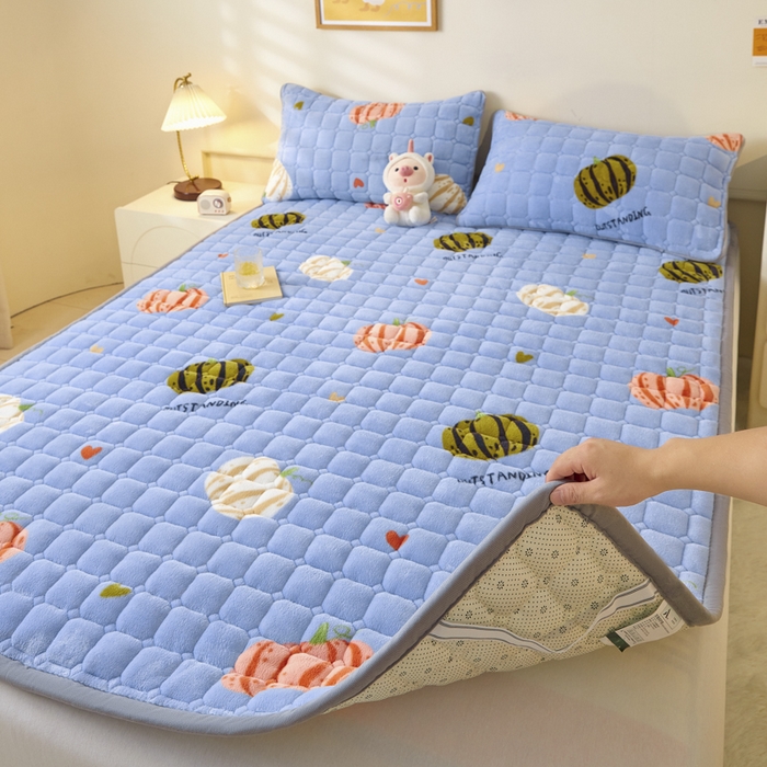 91家纺网 家纺一手货源 找家纺 卡伦家纺 2025新款A类牛奶绒夹棉加厚床垫单人双人床垫保护垫 南瓜灰灰