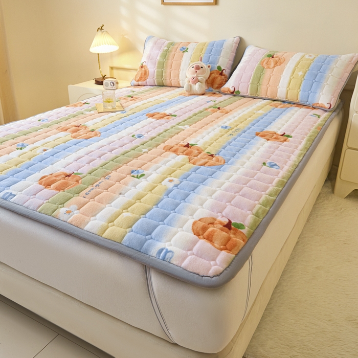 91家纺网 家纺一手货源 找家纺 卡伦家纺 2025新款A类牛奶绒夹棉加厚床垫单人双人床垫保护垫 南瓜派
