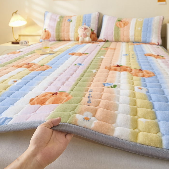 91家纺网 家纺一手货源 找家纺 卡伦家纺 2025新款A类牛奶绒夹棉加厚床垫单人双人床垫保护垫 南瓜派