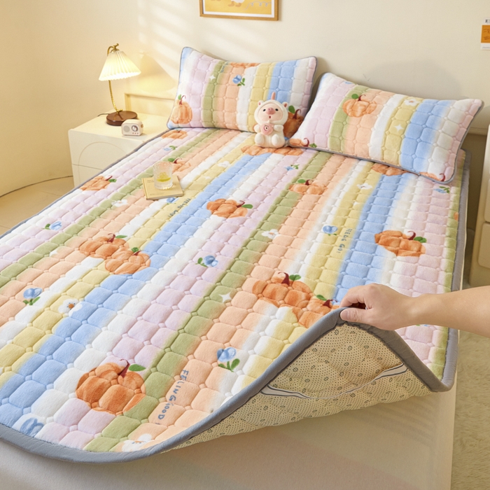 91家纺网 家纺一手货源 找家纺 卡伦家纺 2025新款A类牛奶绒夹棉加厚床垫单人双人床垫保护垫 南瓜派