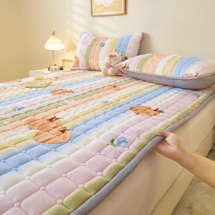 91家纺网 家纺一手货源 找家纺 卡伦家纺 2025新款A类牛奶绒夹棉加厚床垫单人双人床垫保护垫 南瓜派